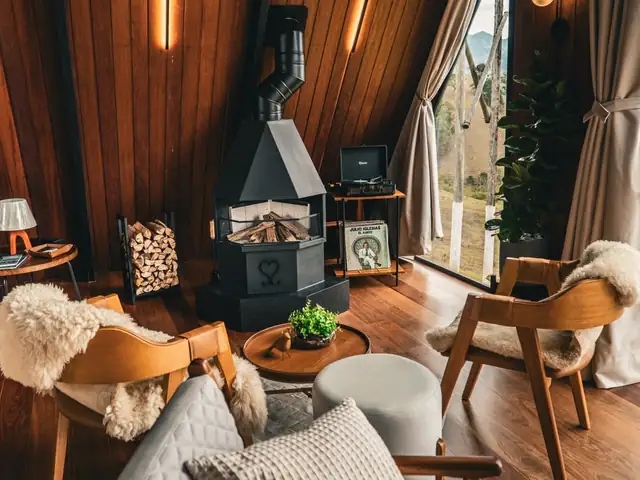 A lareira à lenha entre as poltronas, com a vitrola e os discos ao lado