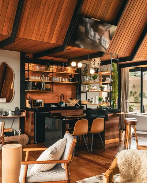 A cozinha completa e a sala, com a banheira junto à janela